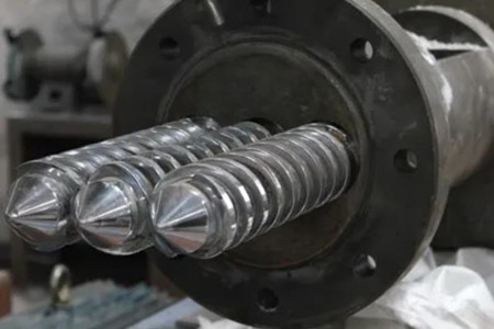 擠出機機筒螺桿裂斷的原因是什么？